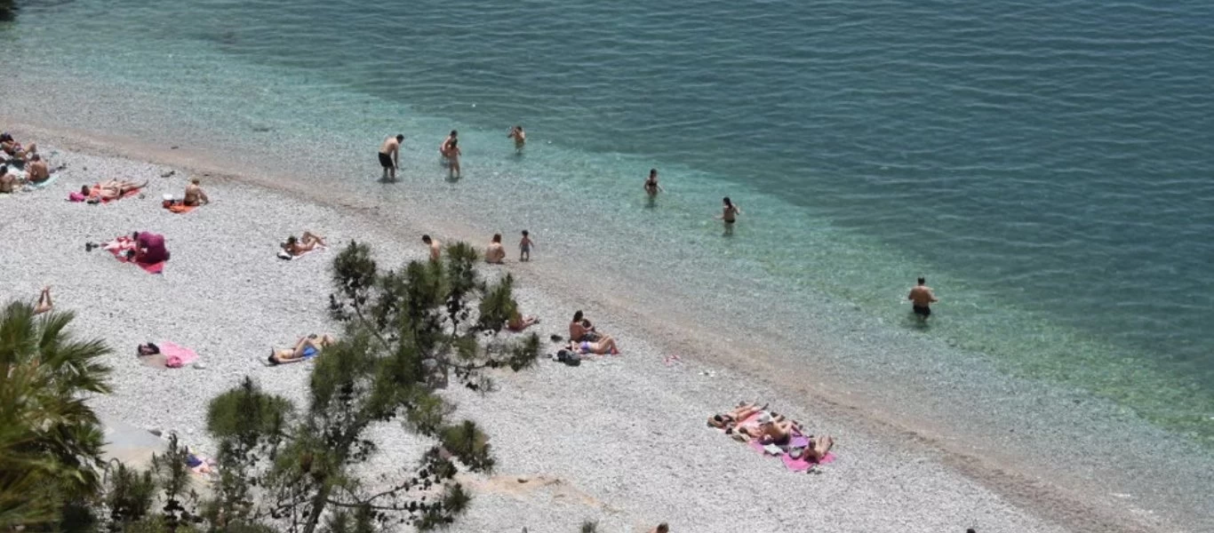 Στα ύψη η θερμοκρασία στο Ναύπλιο - Ξεχύθηκαν στις παραλίες οι κάτοικοι